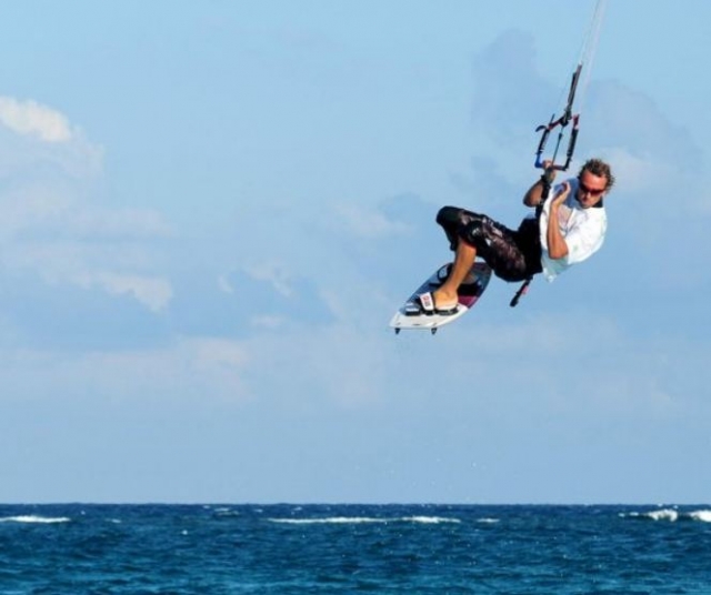 Brincando en kitesurf
